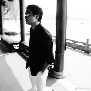 女生让男生看她的小笼包
