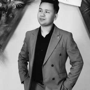 女生让男生看她的小笼包
