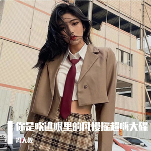 女生让男生看她的小笼包
