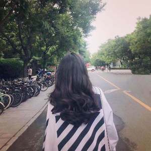 女生让男生看她的小笼包
