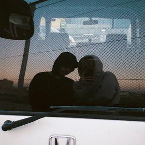 女生让男生看她的小笼包
