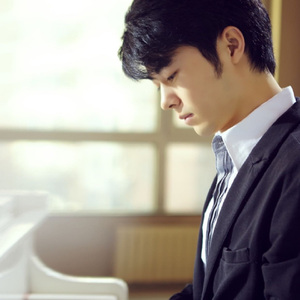 女生让男生看她的小笼包
