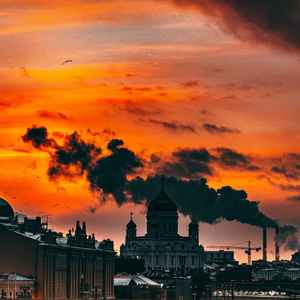 女生让男生看她的小笼包
